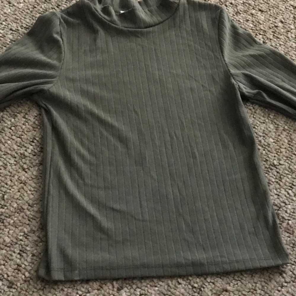 sm very slight discolor bottom rt